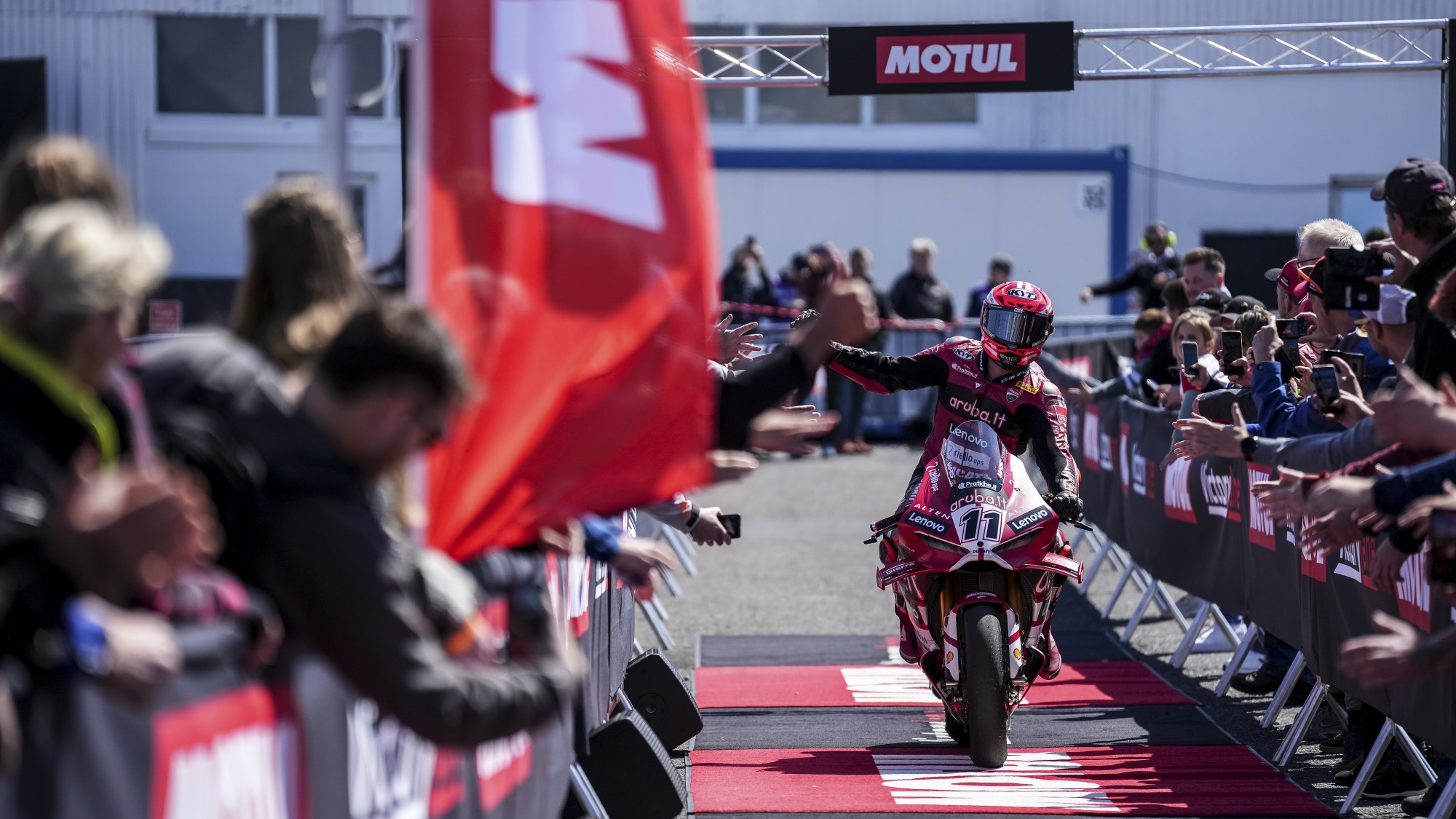 WSBK: Lecuona ainda liderou mas foi Bulega que venceu a corrida 1 em Most thumbnail