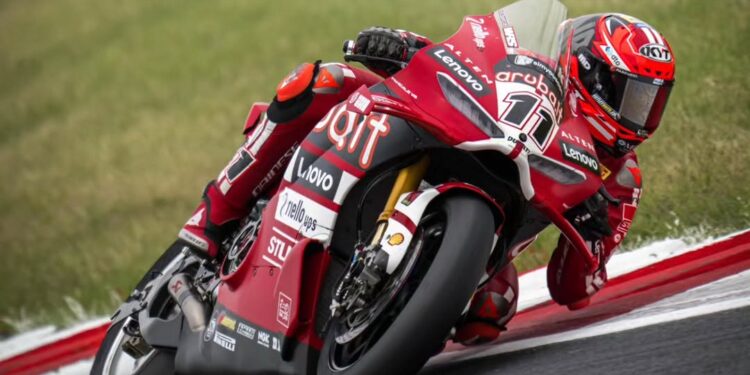 WSBK: Nicolò Bulega voa em Most e conquista pole dominante na Superpole