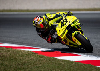 MotoGP: Di Giannantonio triunfa em caos absoluto após drama de Acosta no fim do GP da Catalunha