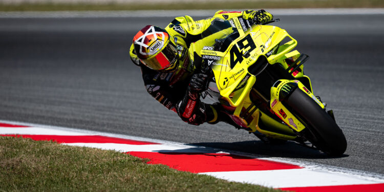 MotoGP: Di Giannantonio triunfa em caos absoluto após drama de Acosta no fim do GP da Catalunha