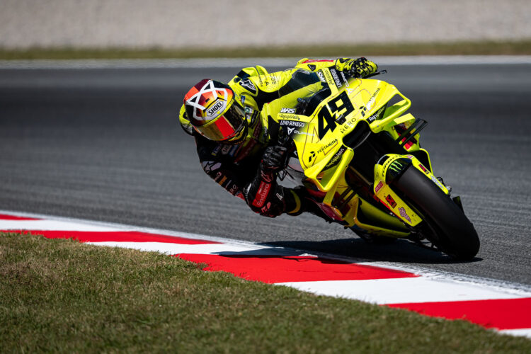 MotoGP: Di Giannantonio triunfa em caos absoluto após drama de Acosta no fim do GP da Catalunha
