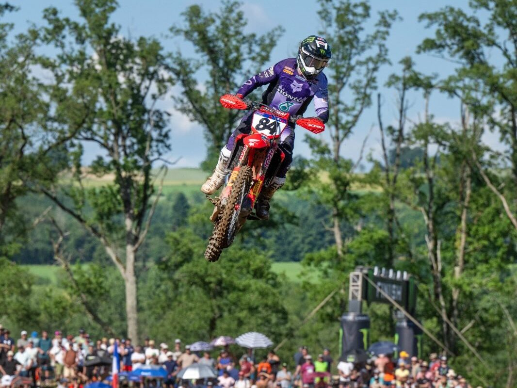 MXGP: Jeffrey Herlings contraria Coenen e vence em França e fica a 2 pontos da liderança thumbnail