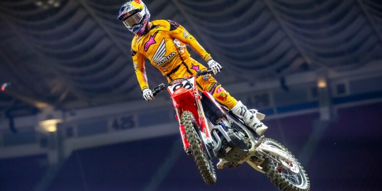 AMA Supercross: duelo explosivo entre Lawrence e Roczen leva decisão para a última ronda