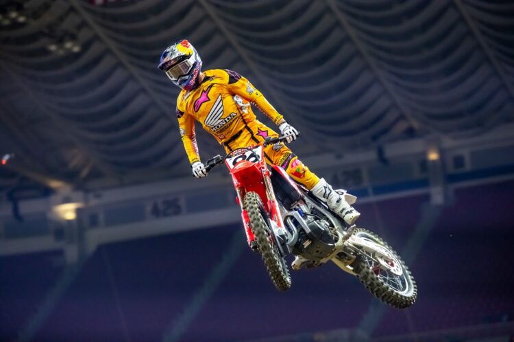 AMA Supercross: duelo explosivo entre Lawrence e Roczen leva decisão para a última ronda