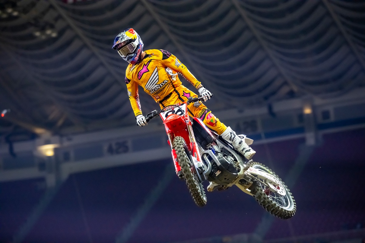 AMA Supercross: duelo explosivo entre Lawrence e Roczen leva decisão para a última ronda thumbnail