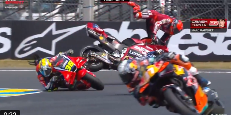 MotoGP: Marc Márquez voa da Ducati em violento high side em Le Mans