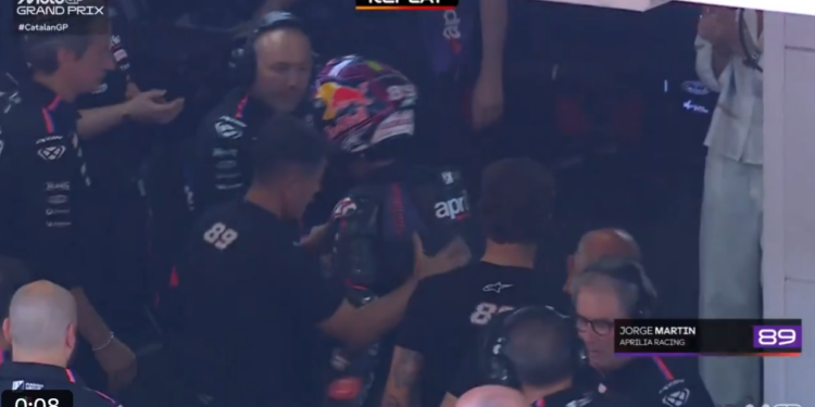 MotoGP: Tensão máxima! Jorge Martín empurra Paolo Bonora nas boxes da Aprilia
