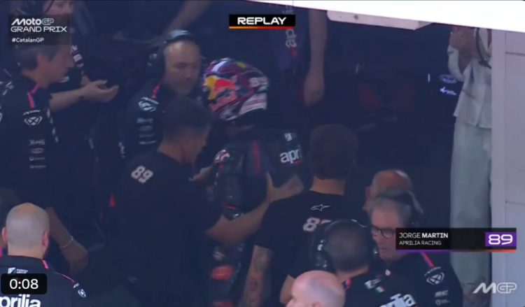 MotoGP: Tensão máxima! Jorge Martín empurra Paolo Bonora nas boxes da Aprilia