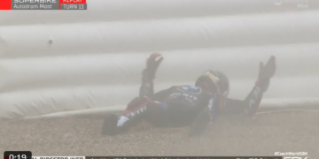WSBK: Grande susto em Most com Petrucci lançado da BMW em high side brutal