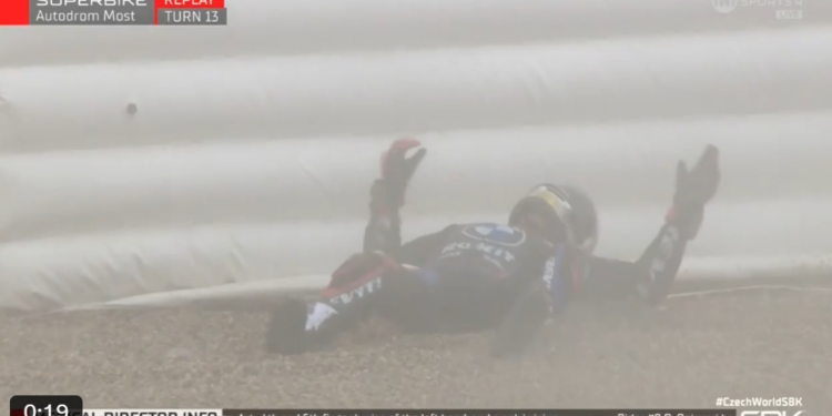WSBK: Grande susto em Most com Petrucci lançado da BMW em high side brutal