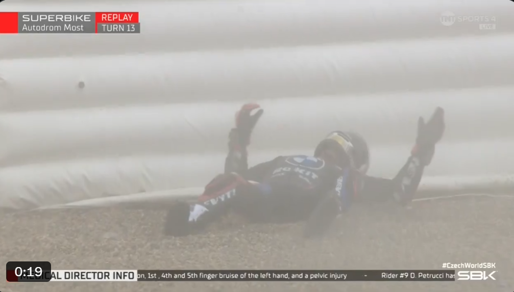 WSBK: Grande susto em Most com Petrucci lançado da BMW em high side brutal thumbnail