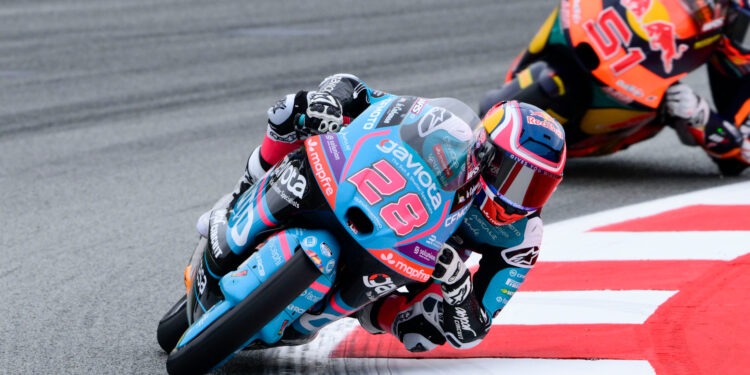 MotoGP: Moto3, Máximo Quiles vence numa corrida de loucos na Catalunha