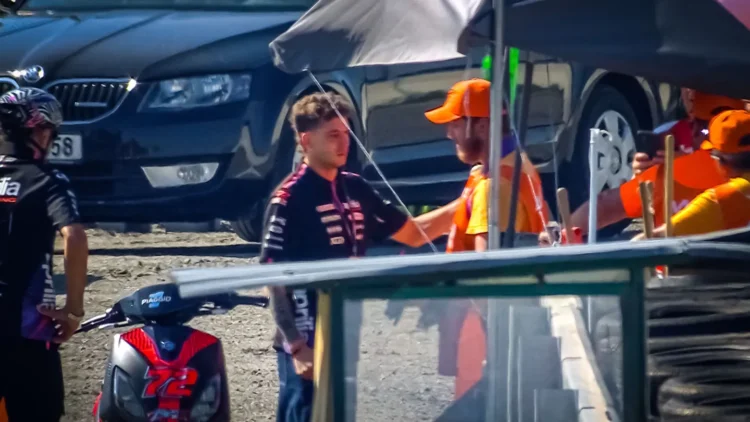 MotoGP: Suspenso, Bezzecchi abraça comissário e pede desculpa cara a cara