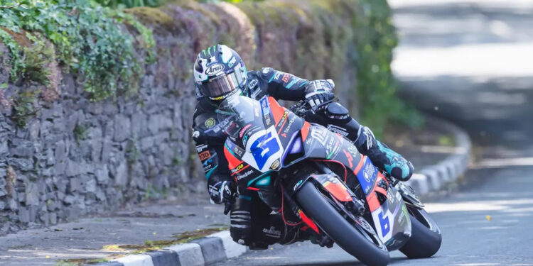 Ilha de Man – Dunlop dominante vence a 1ª corrida de Supersport