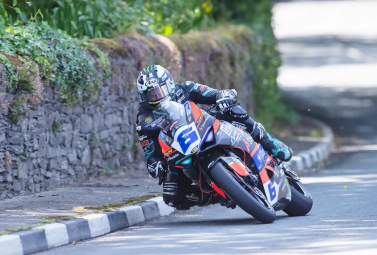 Ilha de Man – Dunlop dominante vence a 1ª corrida de Supersport