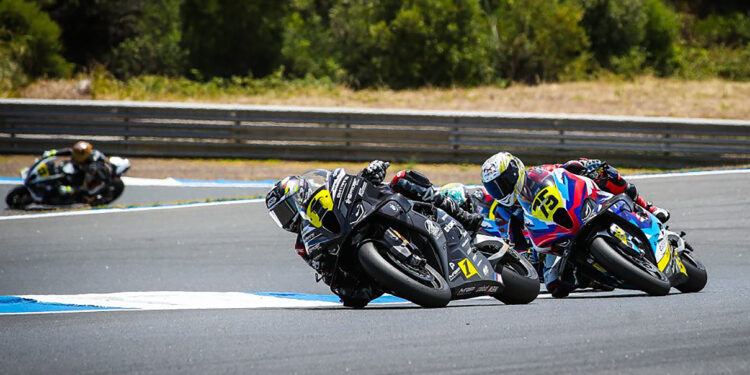 ESBK – Duelos de cortar a respiração dão vitória nas SBK a Odendaal no Estoril