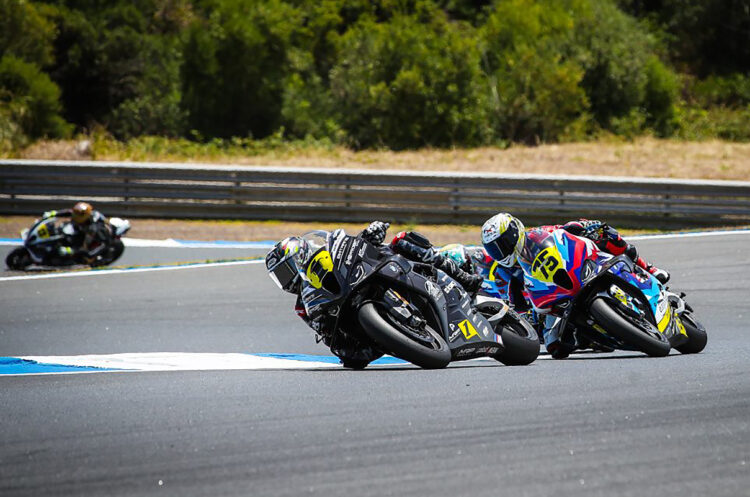 ESBK – Duelos de cortar a respiração dão vitória nas SBK a Odendaal no Estoril