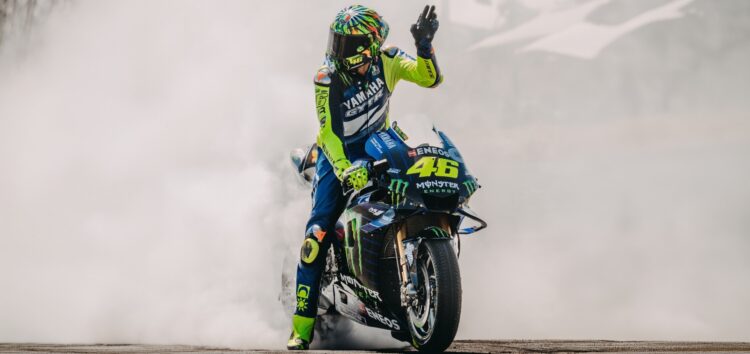 MotoGP: Valentino Rossi volta à M1 e protagoniza um dos momentos do ano
