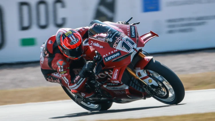 WSBK: Bulega conquista pole por apenas 52 milésimos em Donington Park