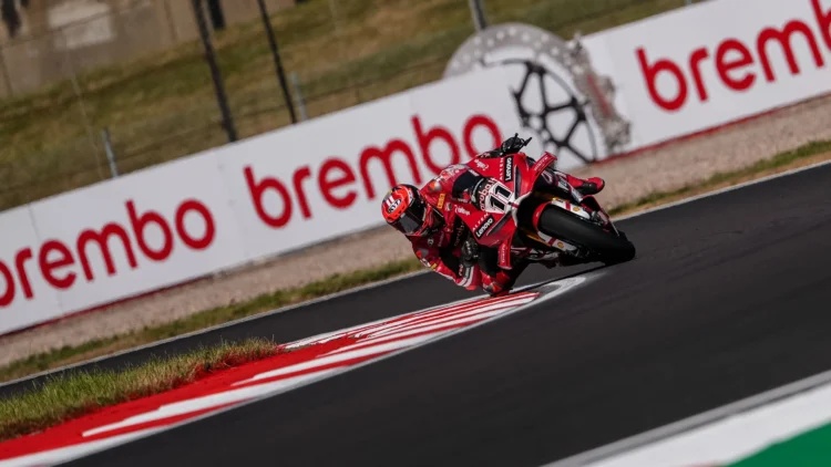 WSBK: Nicolò Bulega lidera primeiro dia em Donington Park
