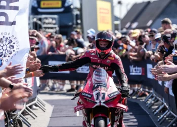WSBK: Bulega vence Superpole Race em Donington após abandono de Lecuona