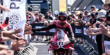WSBK: Bulega vence Superpole Race em Donington após abandono de Lecuona
