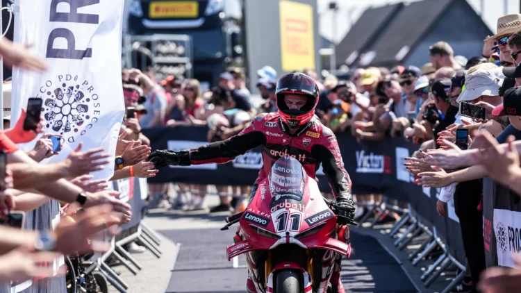 WSBK: Bulega vence Superpole Race em Donington após abandono de Lecuona