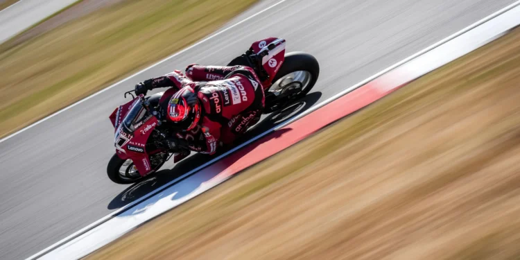 WSBK: Mais uma vitória para Bulega numa Corrida 2 dominada pela Ducati em Donington