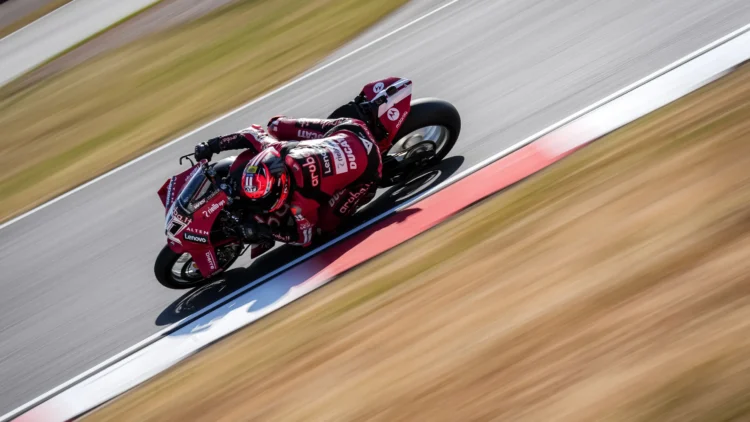 WSBK: Mais uma vitória para Bulega numa Corrida 2 dominada pela Ducati em Donington