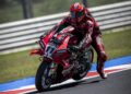 WSBK: Nicolò Bulega dita o ritmo no FP1 em Donington Park