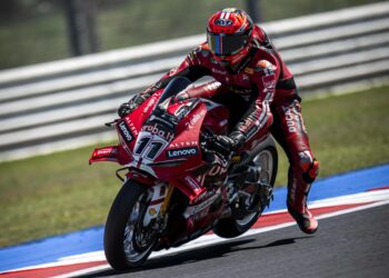 WSBK: Nicolò Bulega dita o ritmo no FP1 em Donington Park