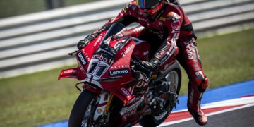 WSBK: Nicolò Bulega dita o ritmo no FP1 em Donington Park