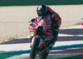 MotoGP: Kayla Yaakov torna-se a primeira mulher a pilotar a Desmosedici GP de Marc Márquez