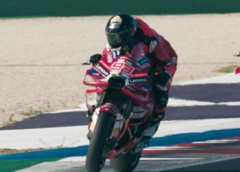 MotoGP: Kayla Yaakov torna-se a primeira mulher a pilotar a Desmosedici GP de Marc Márquez
