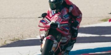 MotoGP: Kayla Yaakov torna-se a primeira mulher a pilotar a Desmosedici GP de Marc Márquez