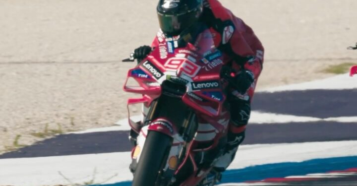 MotoGP: Kayla Yaakov torna-se a primeira mulher a pilotar a Desmosedici GP de Marc Márquez