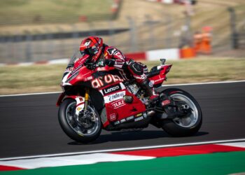 WSBK: Iker Lecuona acaba domínio de Bulega e vence Corrida 1 em Donington Park