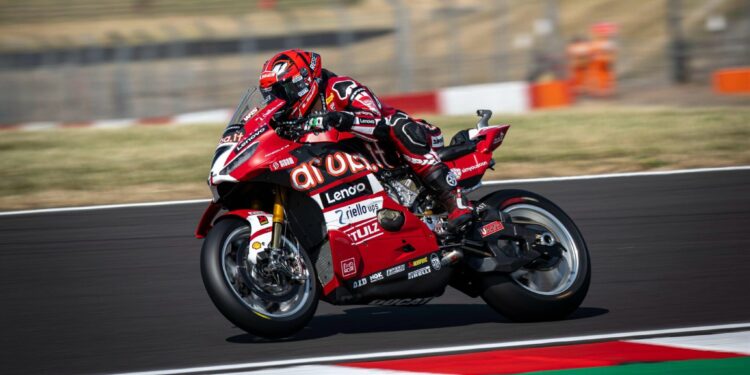 WSBK: Iker Lecuona acaba domínio de Bulega e vence Corrida 1 em Donington Park