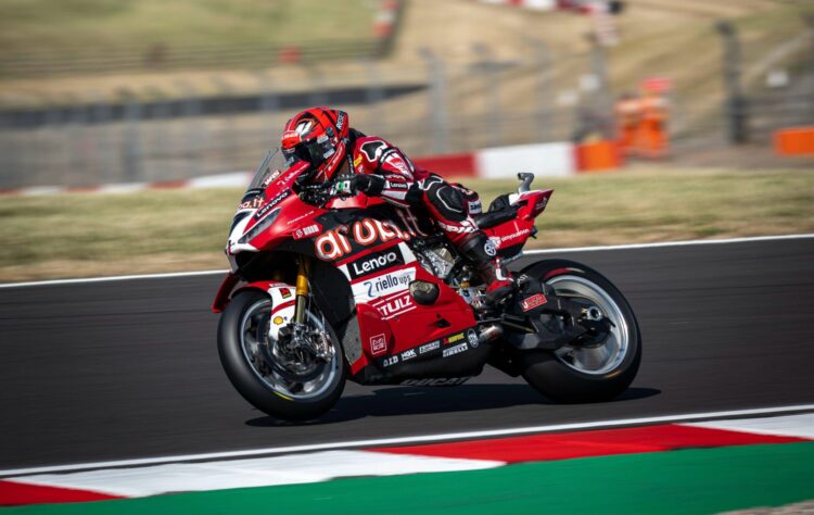 WSBK: Iker Lecuona acaba domínio de Bulega e vence Corrida 1 em Donington Park
