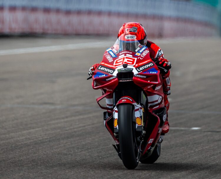 MotoGP: Márquez imbatível com pole position para o ‘rei do Sachsenring’