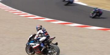 WSBK: Miguel Oliveira ‘empurrado’ para fora de pista na Superpole Race em Donington Park
