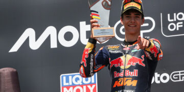 MotoGP: Moto3, Brian Uriarte triunfa por apenas 63 milésimos no Grande Prémio da Alemanha
