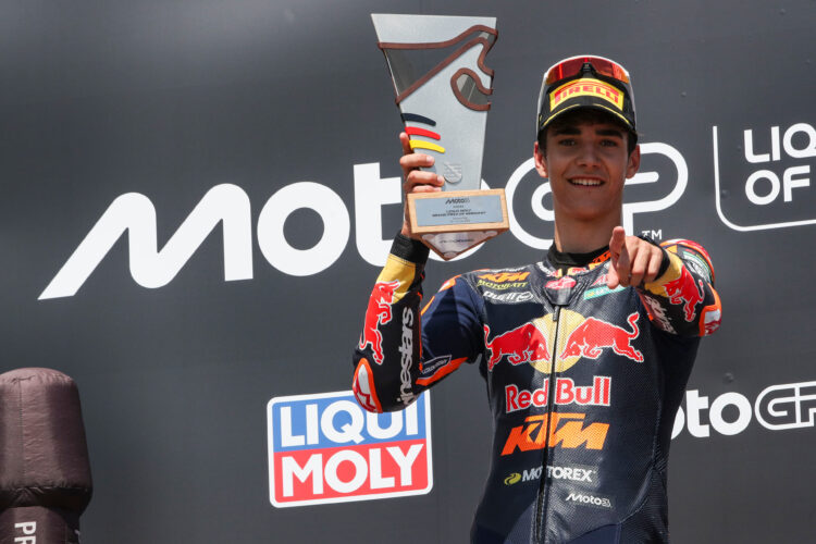 MotoGP: Moto3, Brian Uriarte triunfa por apenas 63 milésimos no Grande Prémio da Alemanha