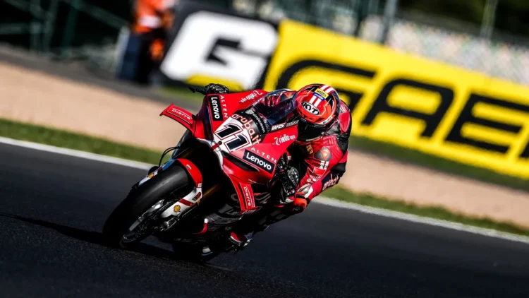 WSBK: Bulega conquista pole position em Magny-Cours e reforça favoritismo