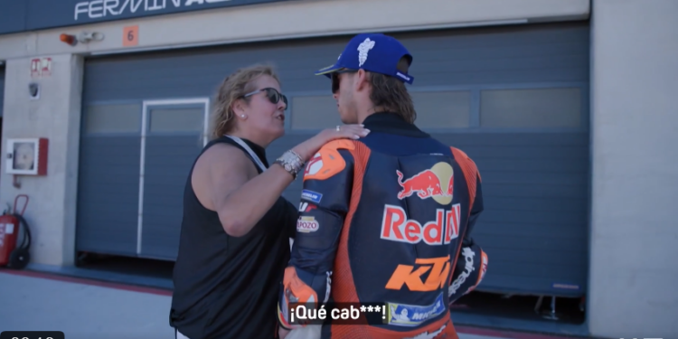 MotoGP: Entre risos e elogios, o encontro de Acosta com a mãe de Marc Márquez