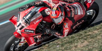 WSBK: Bulega não dá hipóteses e triunfa na Superpole Race de Magny-Cours