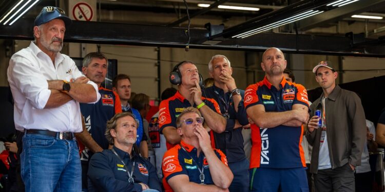 MotoGP: KTM apoia limite de gastos para 2027, mas rejeita cortar motos aos pilotos