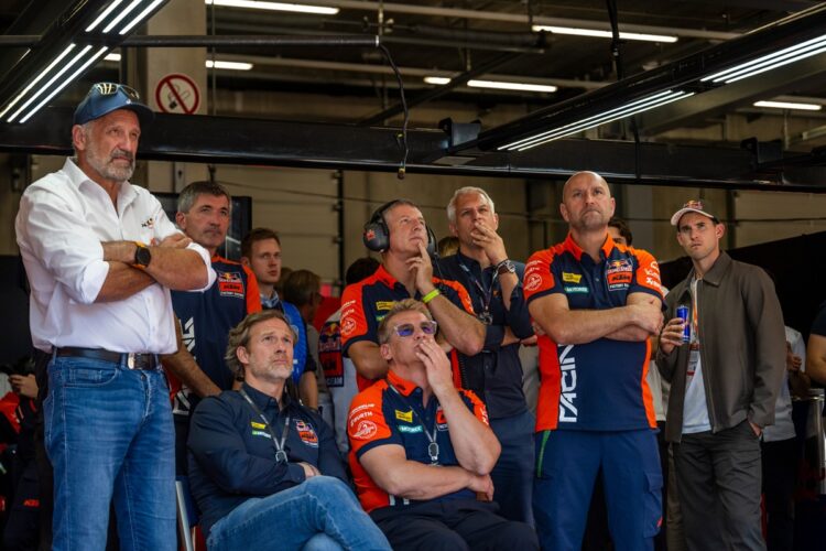 MotoGP: KTM apoia limite de gastos para 2027, mas rejeita cortar motos aos pilotos
