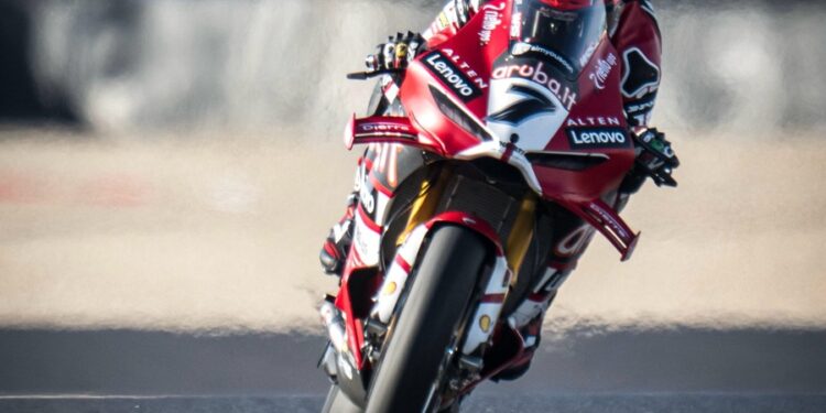WSBK: Iker Lecuona lidera FP1 com queda de Bulega nos instantes finais em Cremona