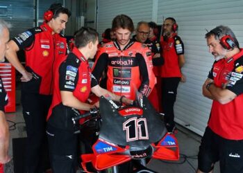 WSBK: Susto para Bulega! Líder do mundial cai nos testes da Ducati 850cc e acaba no hospital